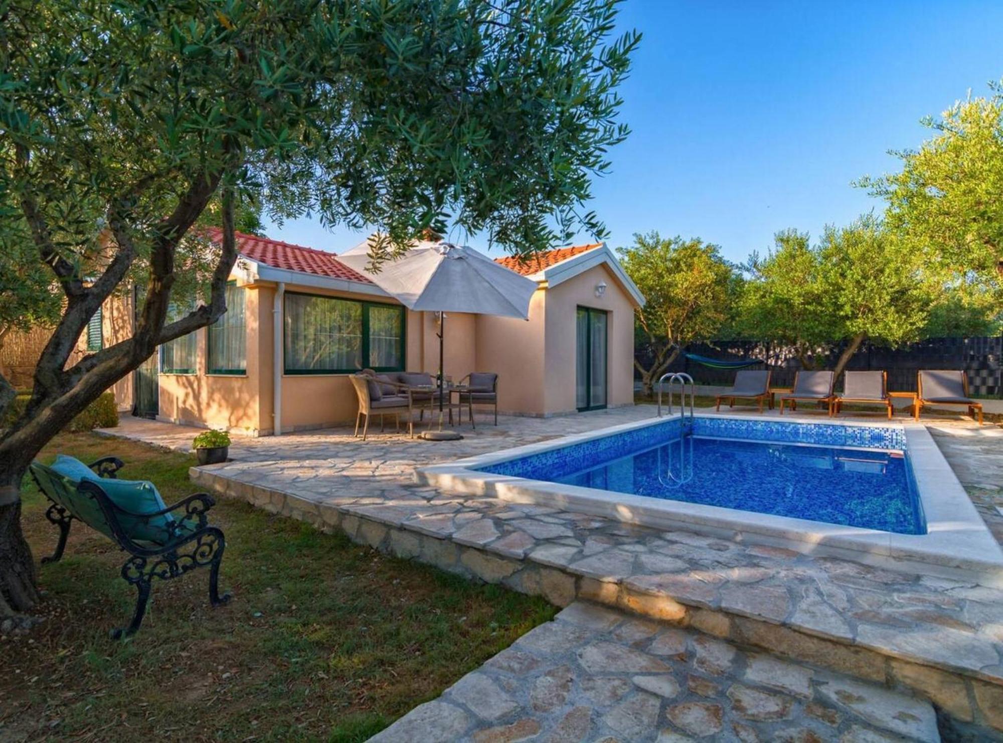 Hidden Gem Holiday Home With Pool In Kastel Stafilic Каштела Екстер'єр фото