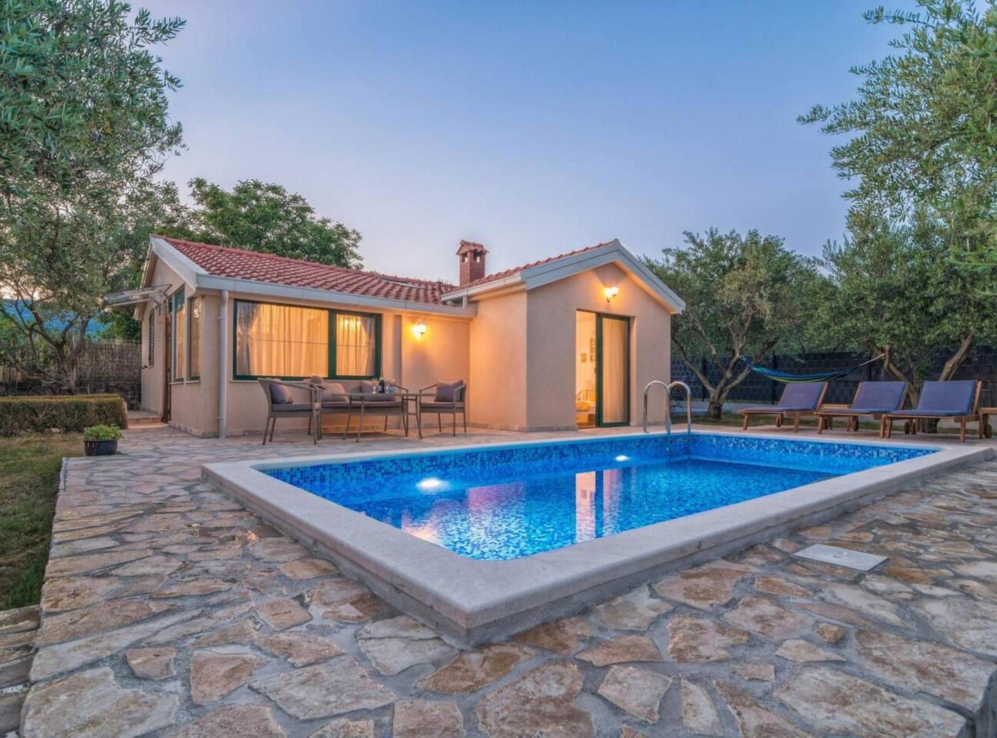 Hidden Gem Holiday Home With Pool In Kastel Stafilic Каштела Екстер'єр фото