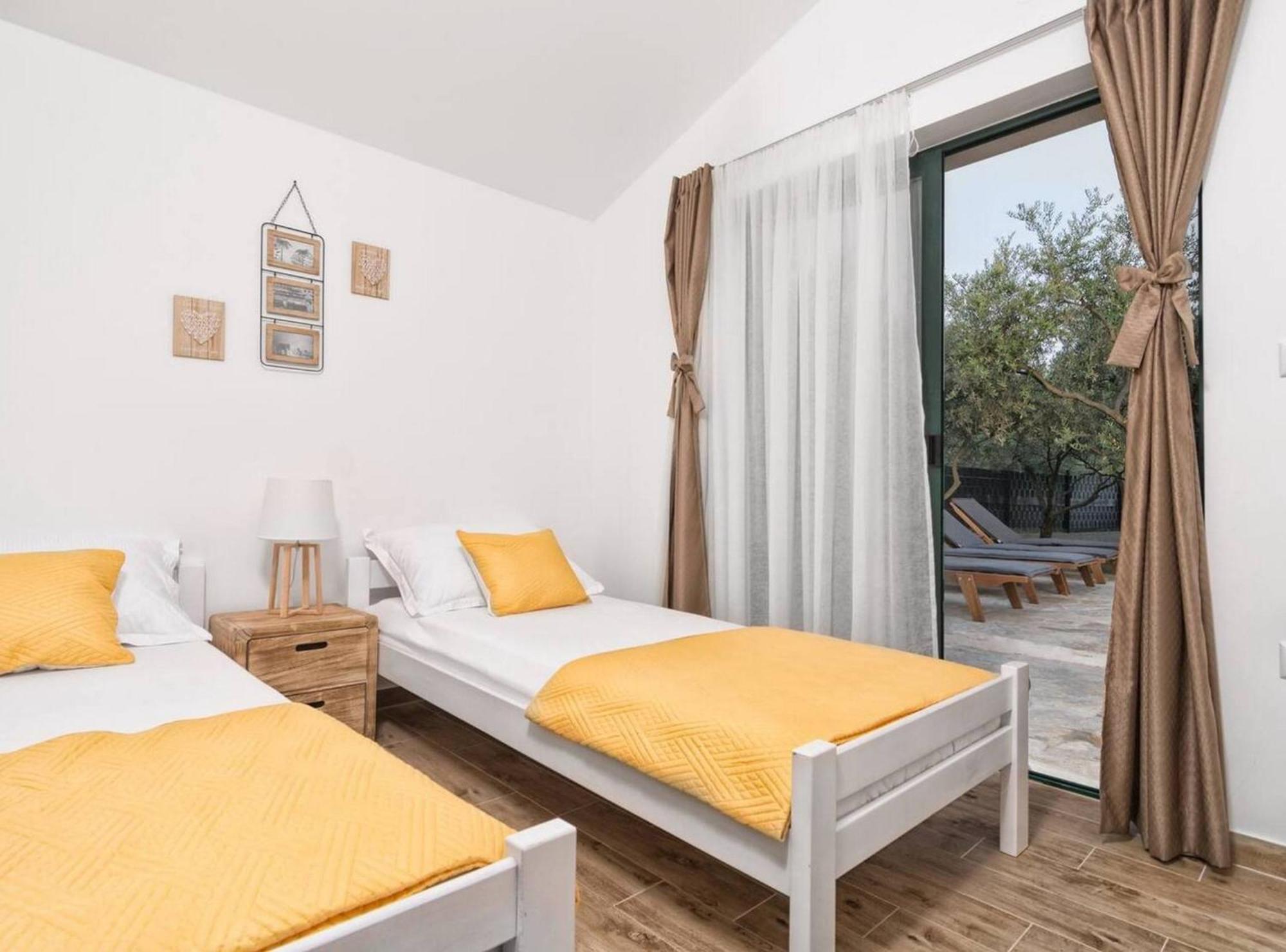 Hidden Gem Holiday Home With Pool In Kastel Stafilic Каштела Екстер'єр фото